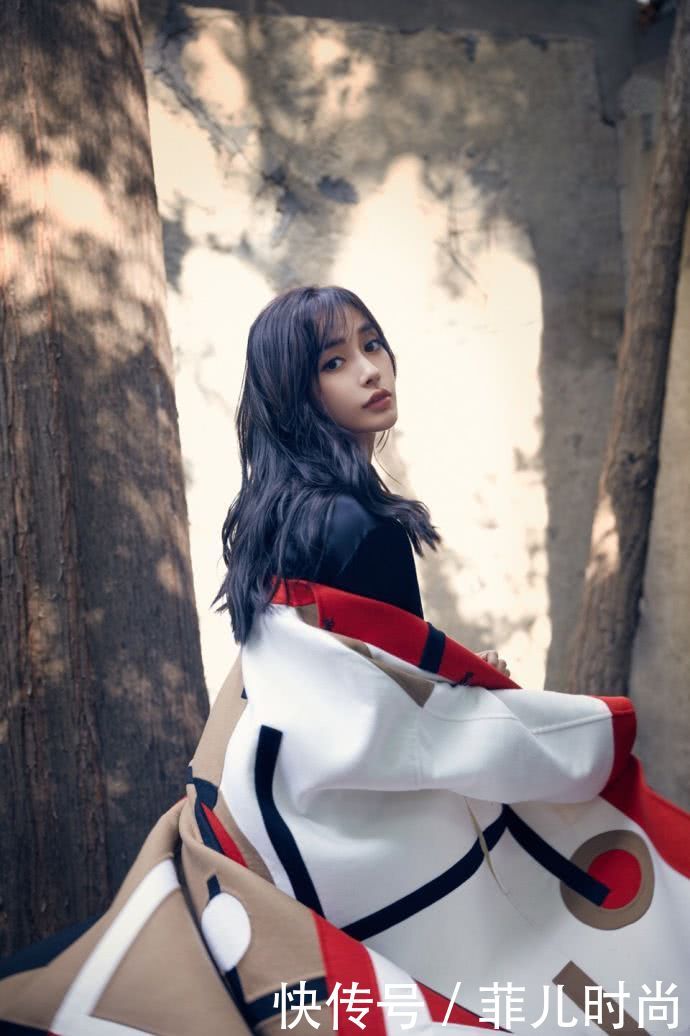 Angelababy又瘦了!小黑裤都能穿出筷子腿,网友:80斤都没有吧?