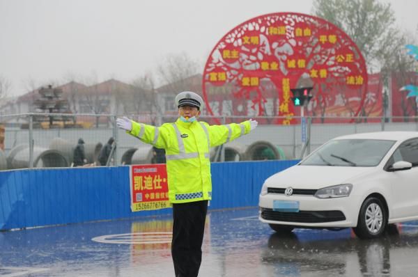  「坚守岗位」保畅通促安全！山东交警雨中执勤尽职责，坚守岗位保平安！