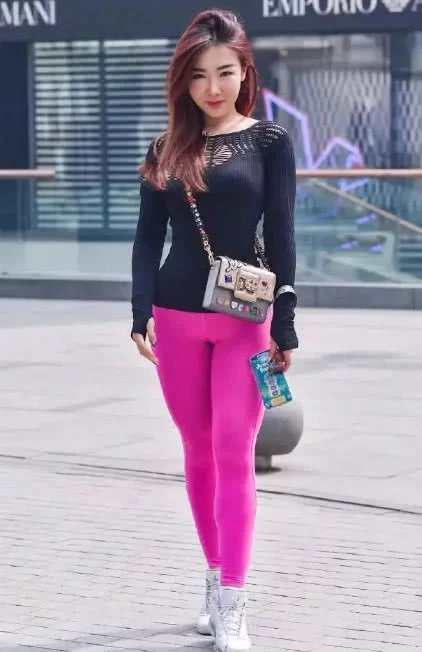 俏皮小姐姐艳丽的紧身裤勾勒完美弧线 ，走在街头夺人眼球