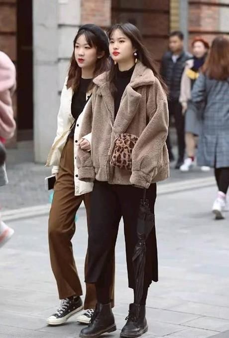  『蓝色』街拍：沉鱼落雁的美女，一件白色上衣配蓝色牛仔裤，时尚魅力气质