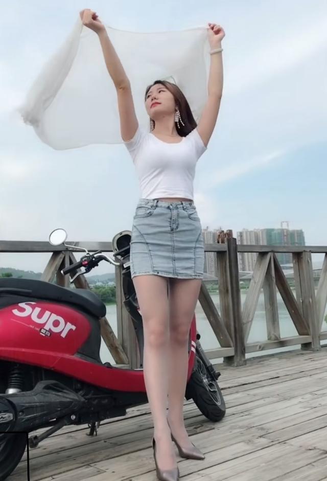 白色丝袜与银色高跟一起穿，一看就是个漂亮的女司机!