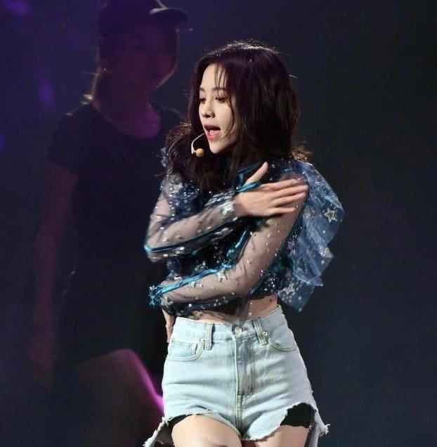 鞠婧祎真会玩，故意把短裤剪开叉，网友：真担心会走光