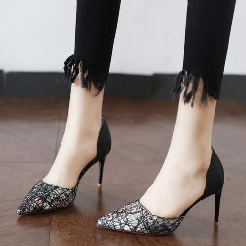 如今时髦精最爱穿细跟高跟鞋,性感迷人,散发着勾人心魄的荷尔蒙