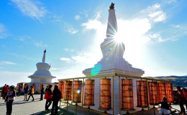 甘肃一座“神秘”寺庙，建在了悬崖峭壁上，只是因为一个马蹄印