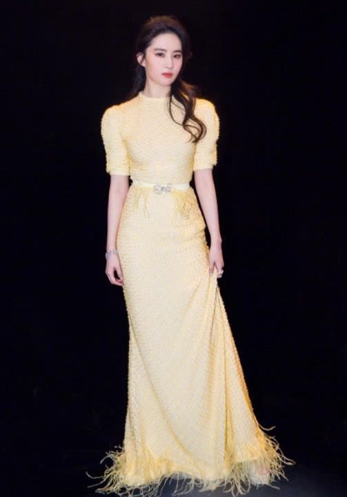 刘亦菲是怎么想的？竟然把爱心“贴纸”粘在鞋上，感觉像是过家家