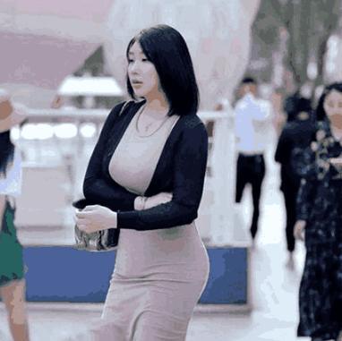 炎炎夏日，性感小姐姐穿紧身裙完美展现熟女魅力！