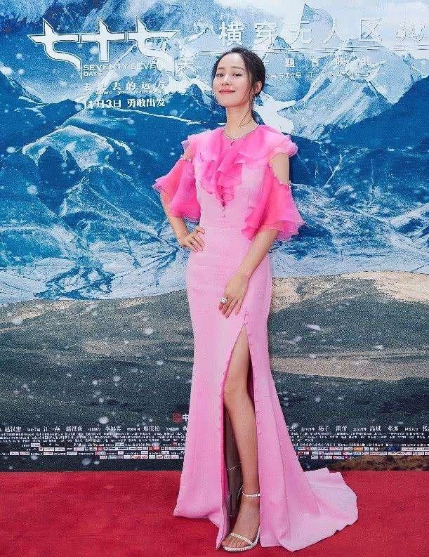 江一燕真会玩，上半身呼之欲出，网友：真不怕裙子下滑？