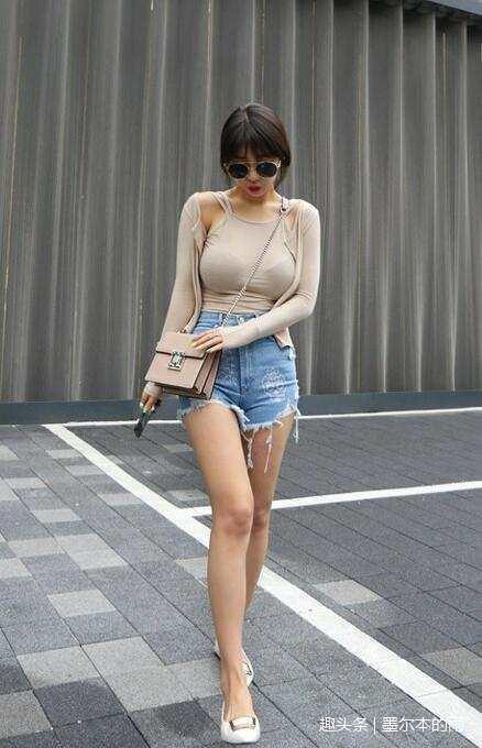 街拍:牛仔裤小姐姐走在潮流的前端,紧身更显女性时尚范!