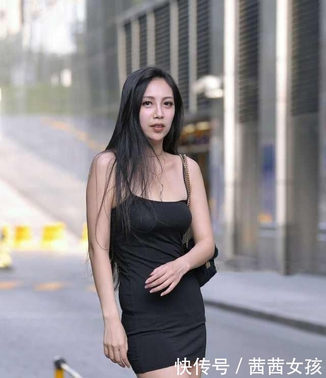  优雅：街拍：黑色的服装很显女性的优雅