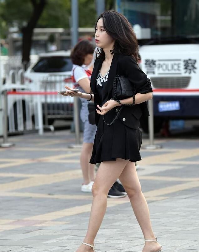「吊带」街拍:美女吊带背心搭配短裙和高跟,打扮这样也会喜欢读书吗?