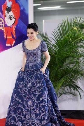 许晴踩15厘米“锥子鞋”上台！网友：你高还这样穿，矮的怎么活？