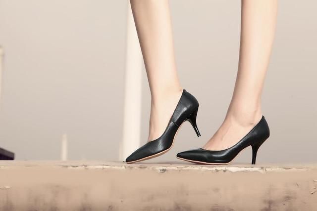 2018年魅力尖头细高跟鞋，完美修饰脚型，穿上气质有女人味！