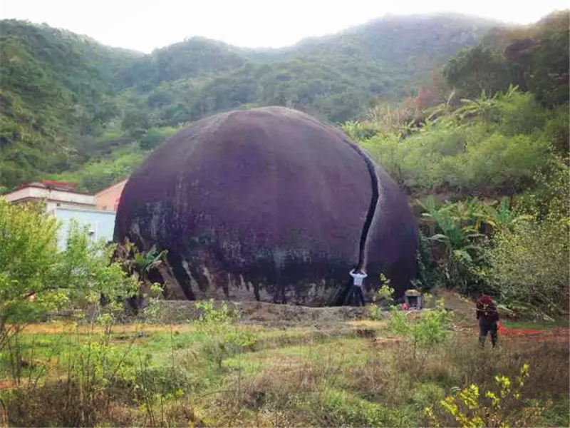  发现@广东发现一奇石，被雷劈开大裂缝，顶着千斤重的“脚趾石”