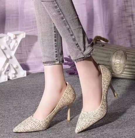 美女怎么搭配才能秀出大长腿，那必须是尖头细高跟，高雅又百搭