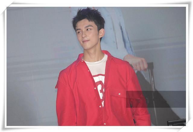 韩庚是吃仙丹了么？34岁穿红衬衫嫩过18岁吴磊，难怪卢靖姗那么爱