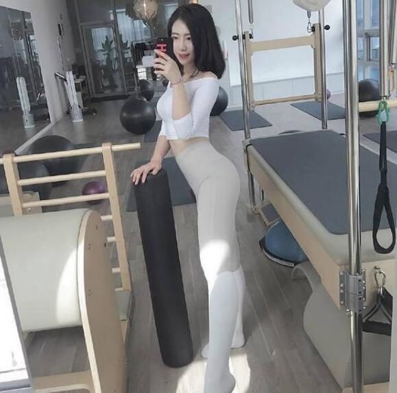 打底裤展现出性感的身材，凸显的魅力十足！