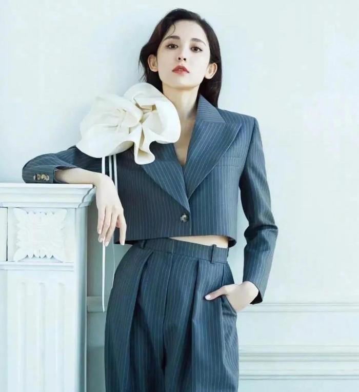 吃香|街拍;“穿长不穿短”早不吃香了,现流行这件“露脐外套”,时髦又性感