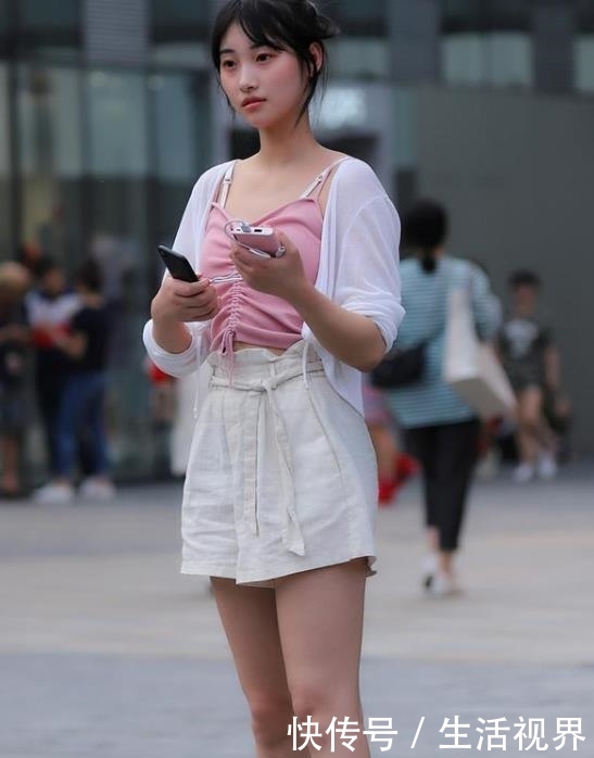  『气质』街拍气质清新的美女，一件黑色上衣配牛仔阔腿裤，气质唯美身姿