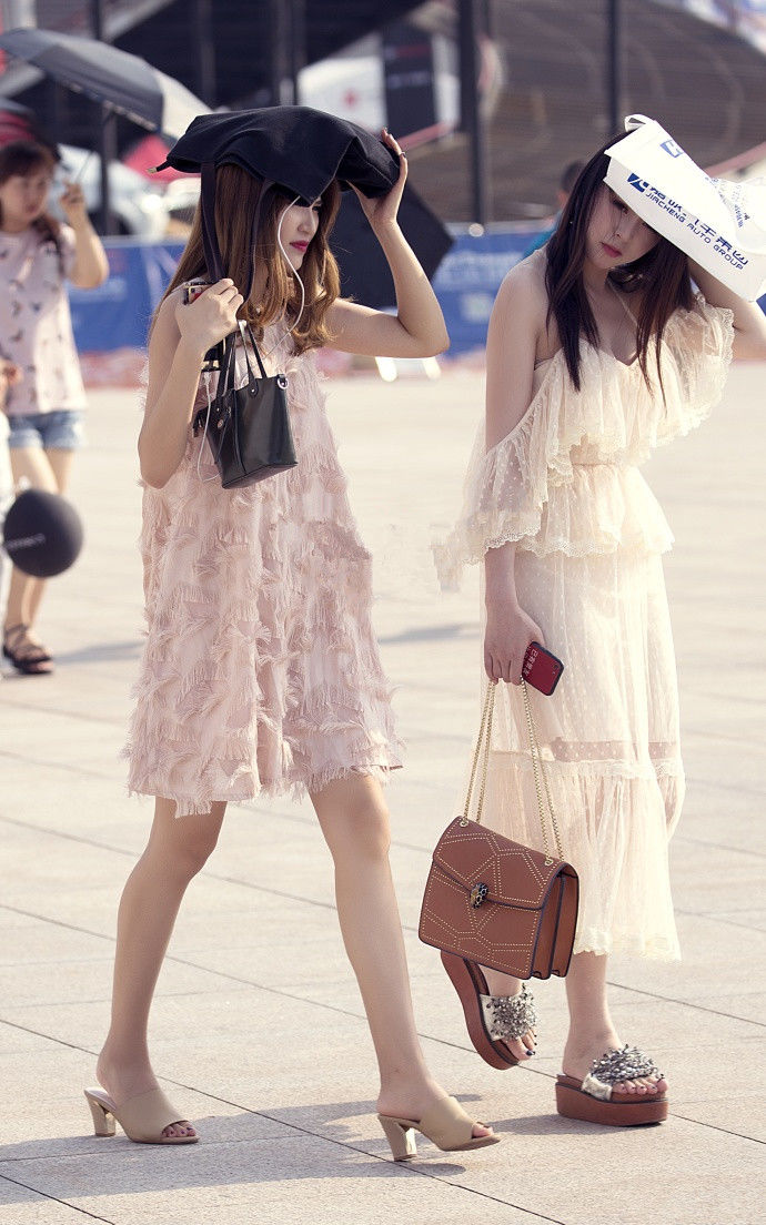 重庆街拍，潮流简约连衣裙，穿搭有调性~