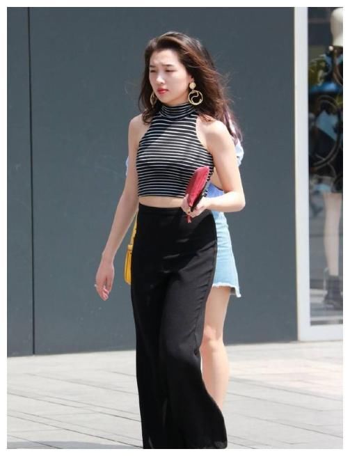 街拍:图三穿连体短裤,“奶白”的美腿,令人“心扉荡漾”!