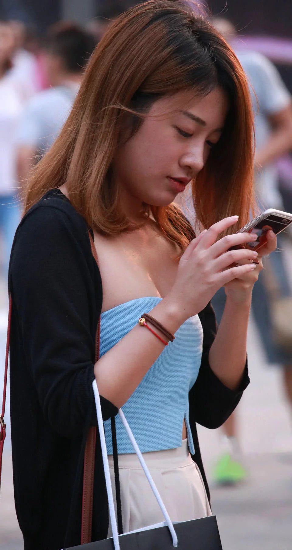 车展好多时髦地推小姐姐，半遮半掩酥胸太诱人，性感小蛮腰很吸睛