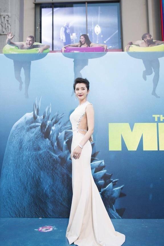 45岁李冰冰无修图曝光，穿露背礼服老态尽显！网友：衣服真坑人