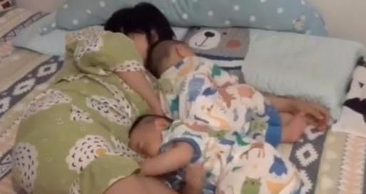  「关系」妈妈太累睡着了，双胞胎爬到妈妈怀里，玩一会也睡了，画面太暖心