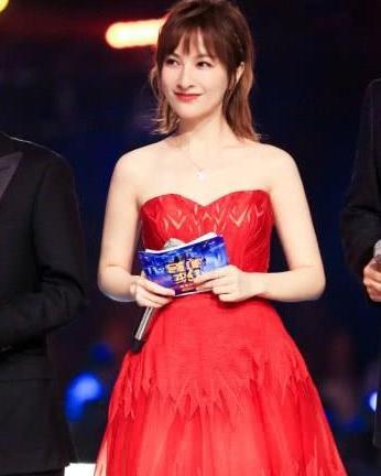 她搭档黄磊因吃一碗面被骂惨，跨界演戏遭冷嘲，靓丽穿搭女神范！