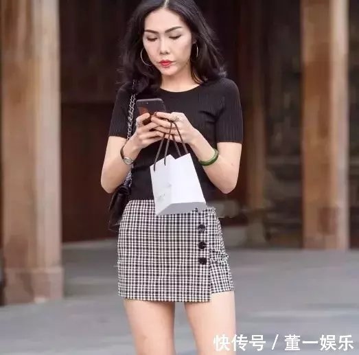 气质小姐姐格子裙显出好身材，看了背影让人着迷