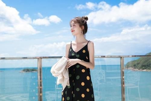 『春天』春天穿“波点吊带裙+防晒衫”,这样搭年轻十岁不止,真的美翻了
