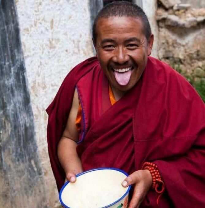 西藏旅游，藏族人民对你伸舌头是什么意思?知道真相的你应该高兴