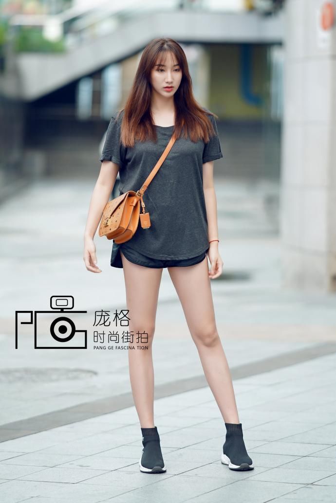 街拍:美女们都爱穿超短裤，长腿露出的线条，太抓人眼球