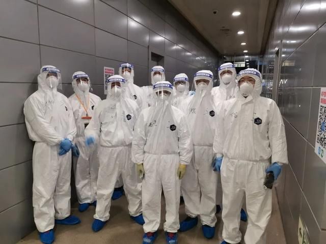 #检院的志愿#把病毒隔离在外,把爱迎接回来!一份份“学习小报”背后:这支党员突击队为上海空港筑牢“篱笆”