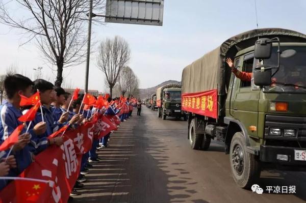 平凉森林消防跨省救援归来 山西沁源数万群众夹道欢送