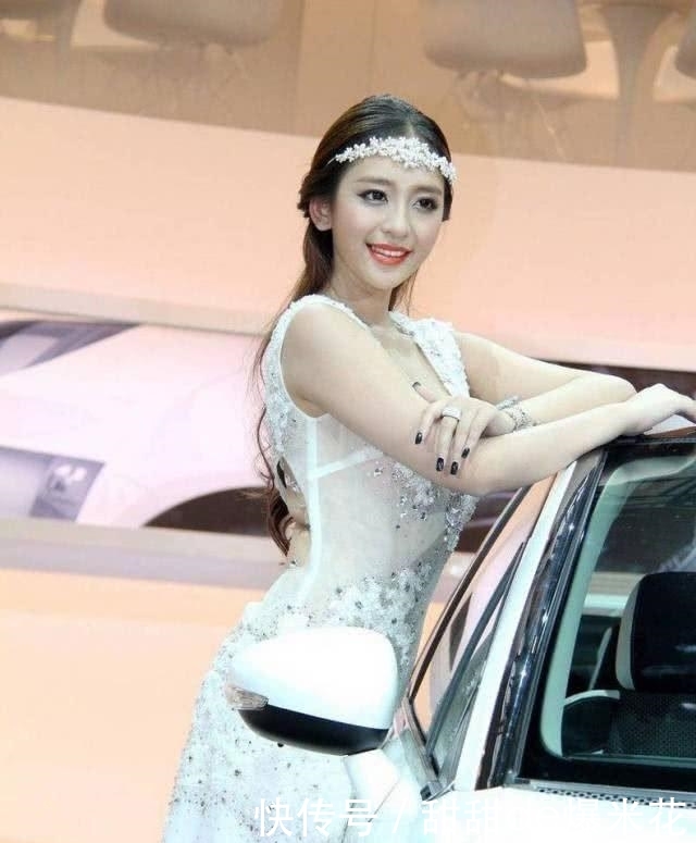  『气质』宝骏车模穿粉色短裙，秀发盘起，颇具优雅气质