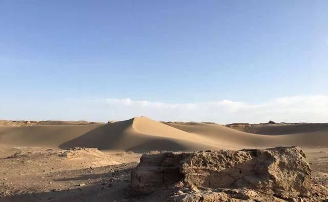 黑城，曾经的辉煌如今却被黄沙掩埋，只有这茫茫大漠见证着凄美