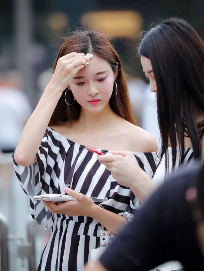 街拍:两位颜值高身材好的小姐姐，你喜欢哪位?