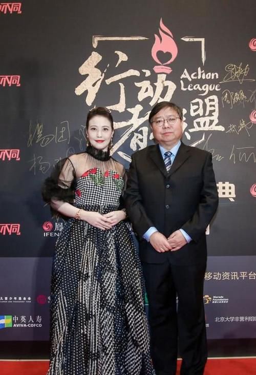 【 浓妆下】眼角皱纹太明显，周海媚真的老了！穿黑纱裙出席活动未P图曝光
