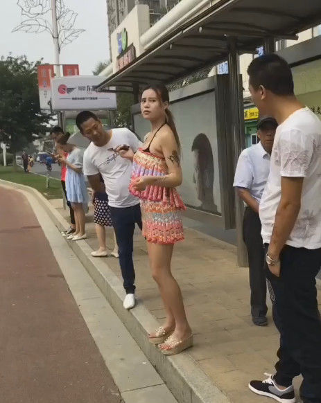 美女身穿冰棒衣在公交站等车，2018最时尚的防暑神器！