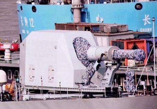 一艘神秘战舰停靠在我国港口,载有一门白色大