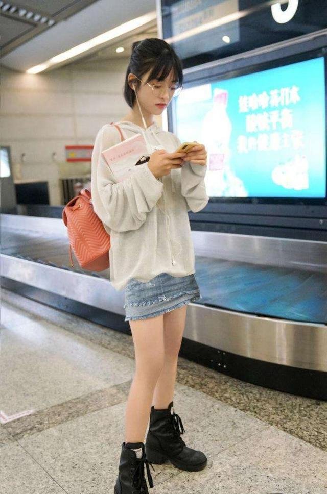 沈月总算穿对了一次，暖色T恤搭牛仔裤，一双大长腿引人注目