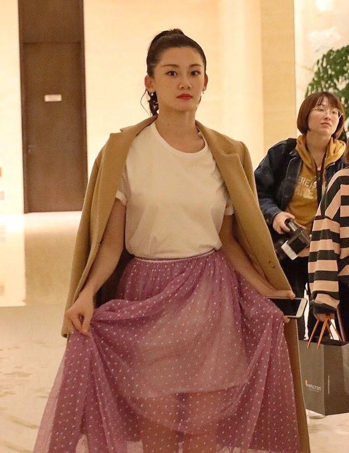 冯小刚好眼光，苗苗化妆亮相，好像年轻时候的徐帆！