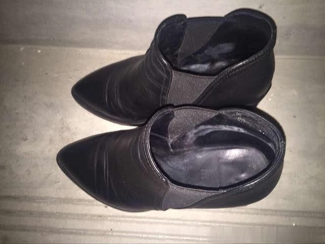 如果你经常出脚汗建议不要穿高跟鞋,应该搭配凉鞋或者高跟凉鞋!