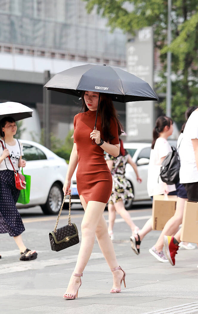 包臀裙小姐姐,展现“S”线条,这紧身裙不是每个妹子敢穿的!