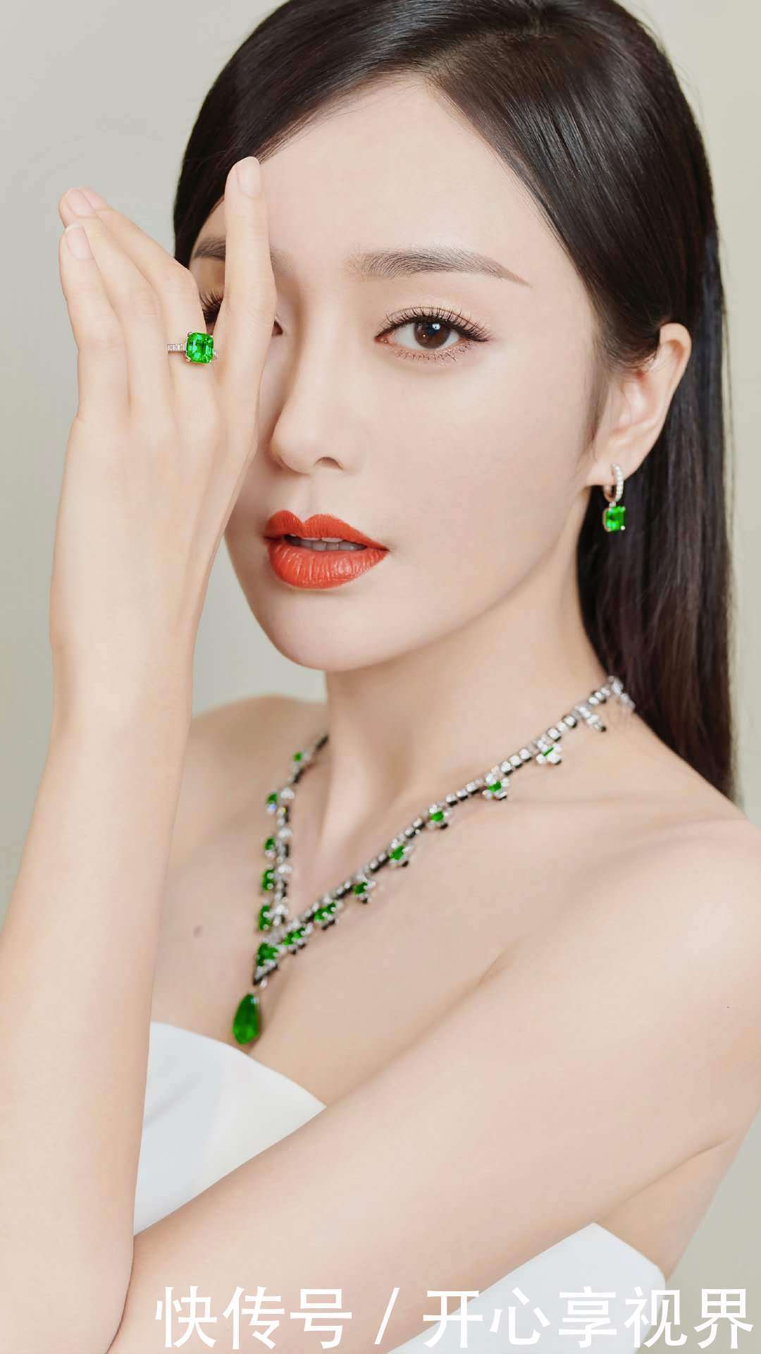 『 极致』身材尽显极致，美透了，女神秦岚抹胸紧身长裙
