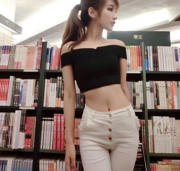 路人街拍，火红的唇，洁白的小纱裙，小姐姐你怎么这么美