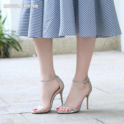 老婆的美脚穿这样的细高跟鞋，简直太美了，这才是成熟女人的样子