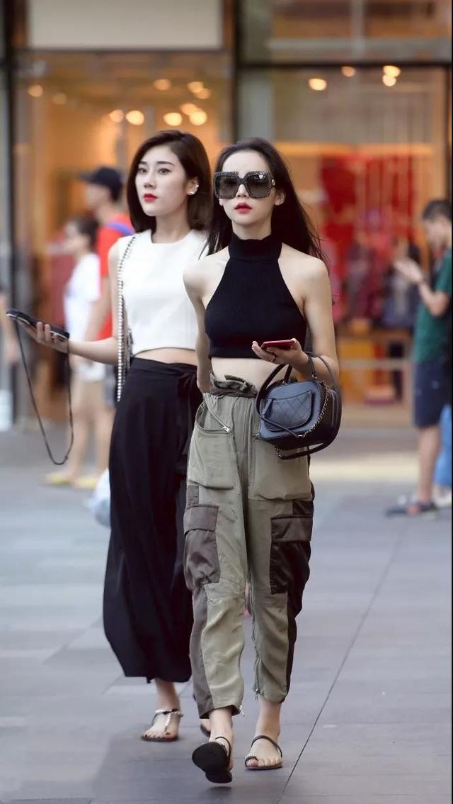 美女小姐姐纯真大方脸蛋白嫩，上演极致美腿！