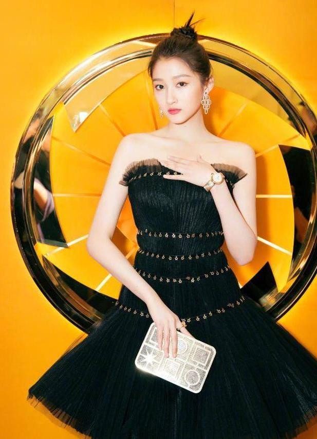 关晓彤穿着一块塑料布就上台了,网友:这是你买不起的塑料布