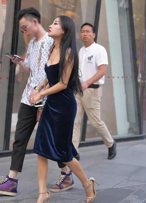  「风采」潮范儿女神来了，街拍：丹唇外朗的美女，一条浅蓝色连衣裙外搭白色外套，风采迷人